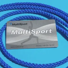 Karta MultiSport owinięta niebieską linką na niebieskim tle.