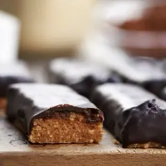 Domowe batony proteinowe przepis: czekoladowe, sycące i pyszne. Idealne na przekąskę.