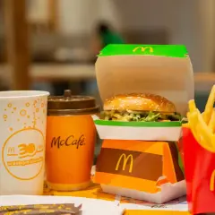 McChicken, frytki i napój z McDonald's. Zastanawiasz się, ile kalorii ma McChicken? To pyszna opcja na szybki posiłek.