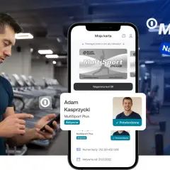 Mężczyzna w siłowni korzysta z telefonu z aplikacją MultiSport.