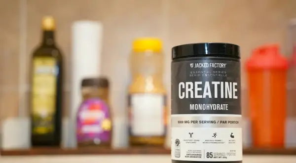 Pojemnik kreatyny Jacked Factory. Zastanawiasz się, ile kreatyny dziennie jest optymalne? Ten produkt zawiera 5000 mg na porcję.