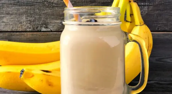 Pyszny, kremowy shake proteinowy na odchudzanie z bananem i kawą. Idealny na zdrowy początek dnia.