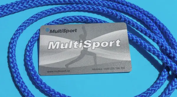 Karta MultiSport owinięta niebieską linką na niebieskim tle.