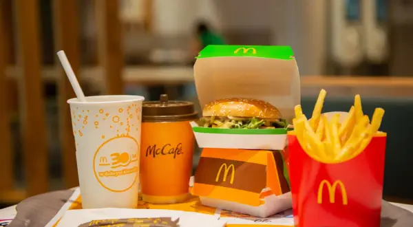 McChicken, frytki i napój z McDonald's. Zastanawiasz się, ile kalorii ma McChicken? To pyszna opcja na szybki posiłek.