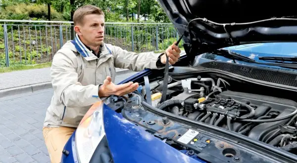Czy pasek klinowy się rozciąga? Objawy i skutki rozciągania