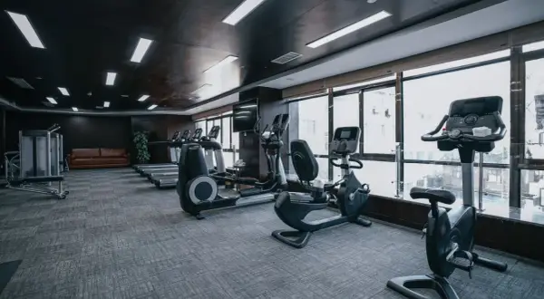 Nowoczesna siłownia z bieżniami, rowerkami i orbitrekami. Sprawdź, jaka jest karta multisport cena i zacznij trening!