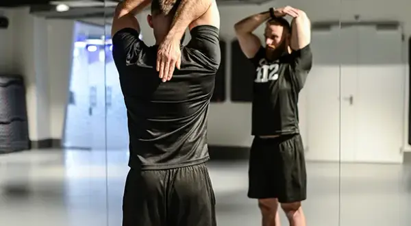 Jak rozciągać triceps, aby uniknąć kontuzji i poprawić elastyczność
