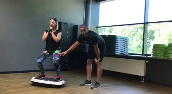 Jak ćwiczyć na platformie wibracyjnej żeby schudnąć i uniknąć kontuzji