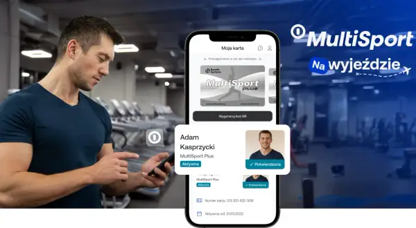 Mężczyzna w siłowni korzysta z telefonu z aplikacją MultiSport.