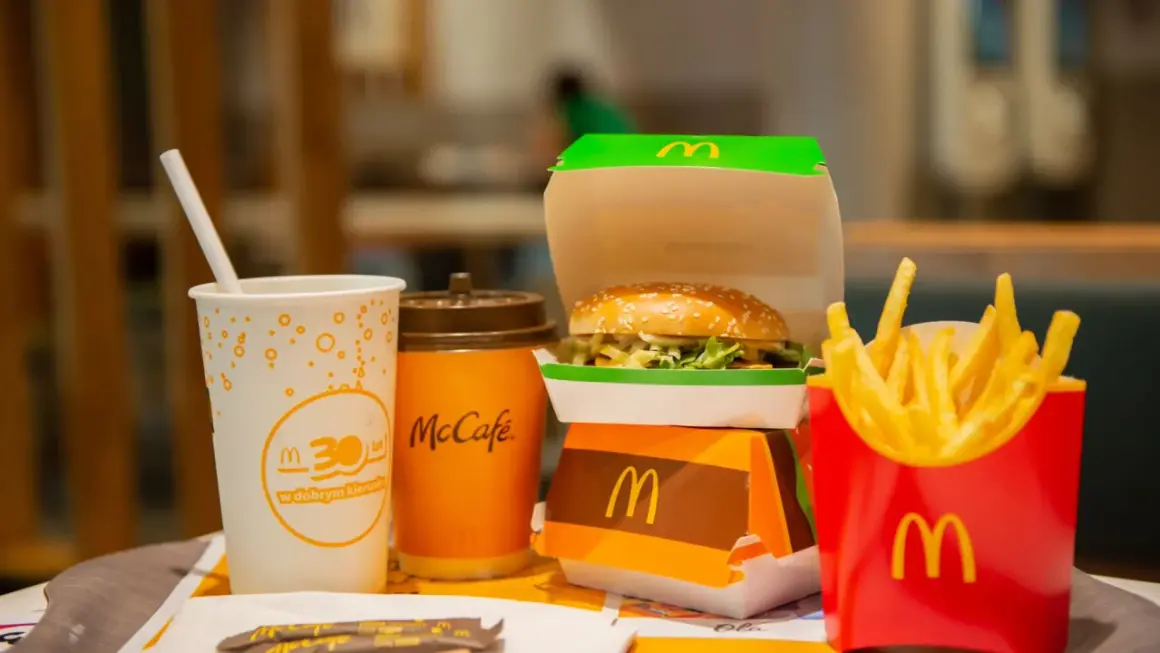 McChicken, frytki i napój z McDonald's. Zastanawiasz się, ile kalorii ma McChicken? To pyszna opcja na szybki posiłek.