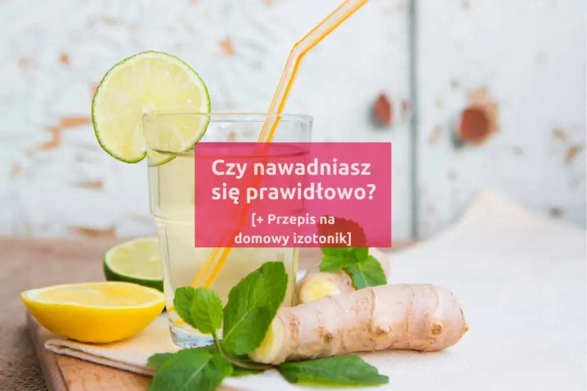 Szklanka z napojem, plasterki cytryny, limonki, imbir i mięta. Czy nawadniasz się prawidłowo? [Przepis na domowy izotonik]