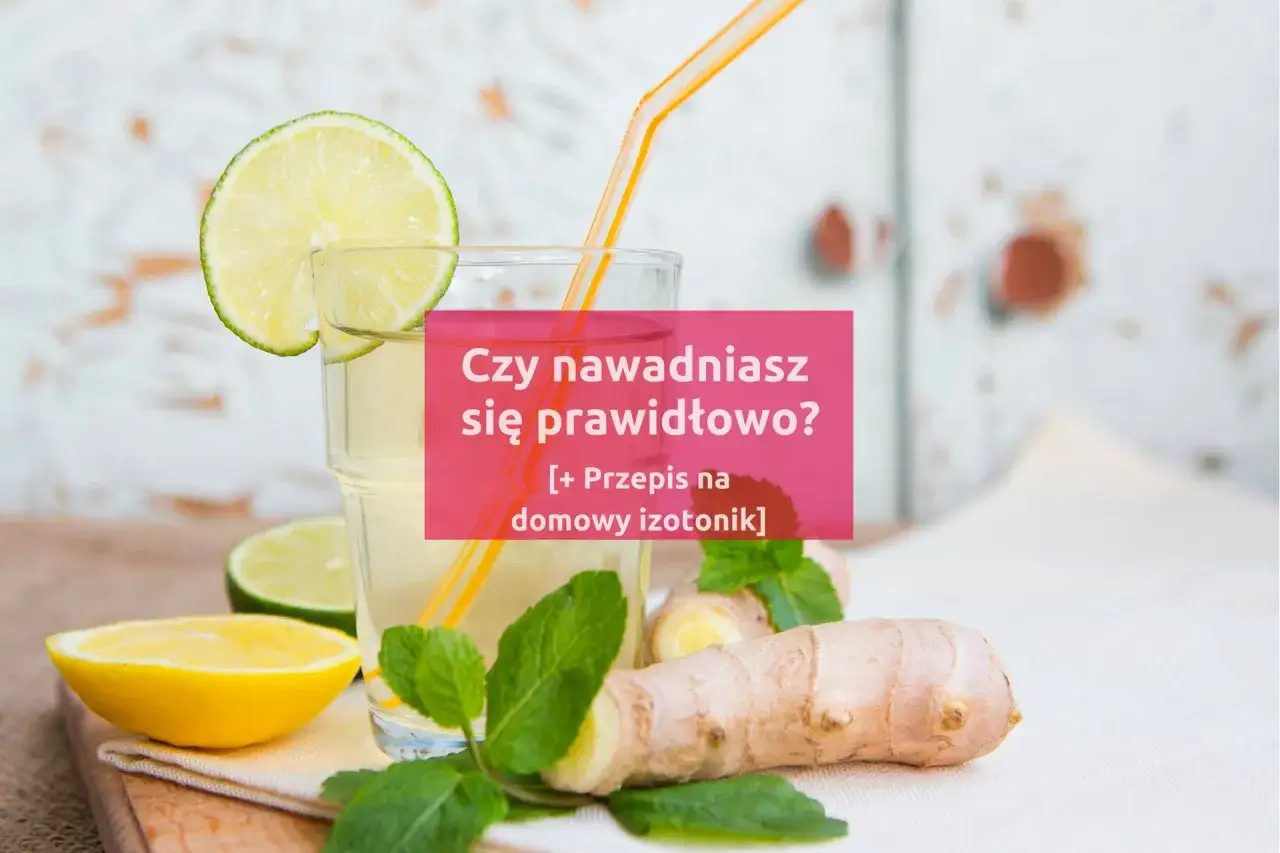 Szklanka z napojem, plasterki cytryny, limonki, imbir i mięta. Czy nawadniasz się prawidłowo? [Przepis na domowy izotonik]