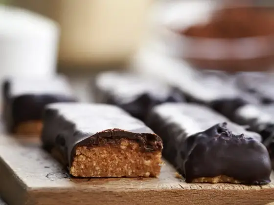 Domowe batony proteinowe bez pieczenia - Prosty przepis na 15g białka