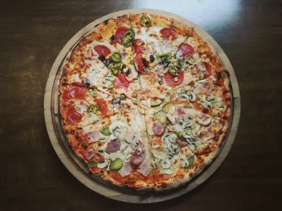 Ile kalorii ma kawałek pizzy - Sprawdź tabelę i sposób liczenia
